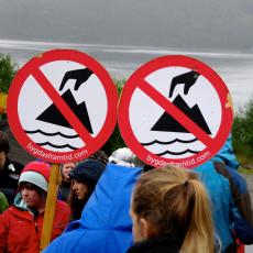 Natur og Ungdom trener på sivil ulydighet i forbindelse med den planlagte dumpingen av gruveavfall i førdefjorden.