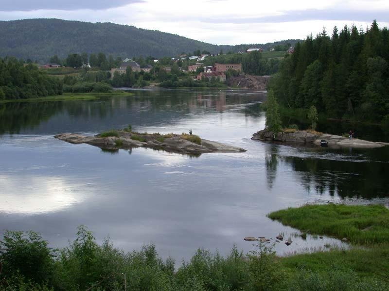 Numedalslågen og fiskeplass Halsberga ved Brufoss. Foto: www.brufoss.no