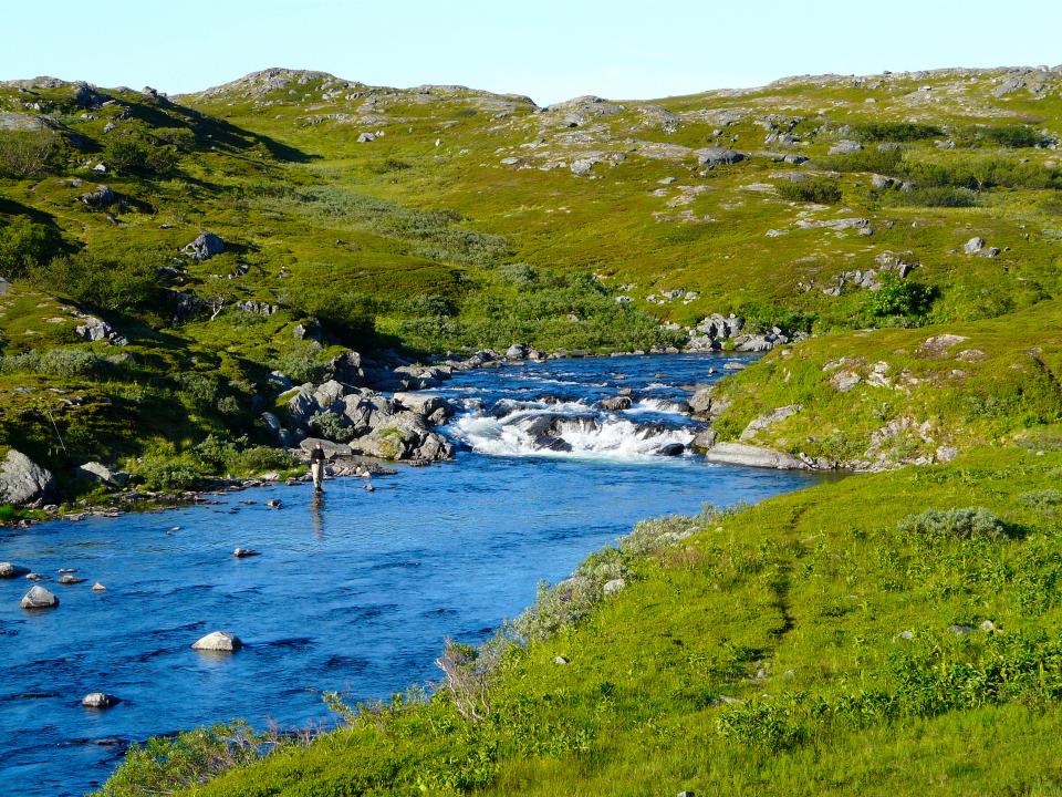 Fossekulpen - et magisk sted etter røya. Mange av de små finnmarkselvene er gode sjørøyevassdrag. Foto: Trygve Poppe.