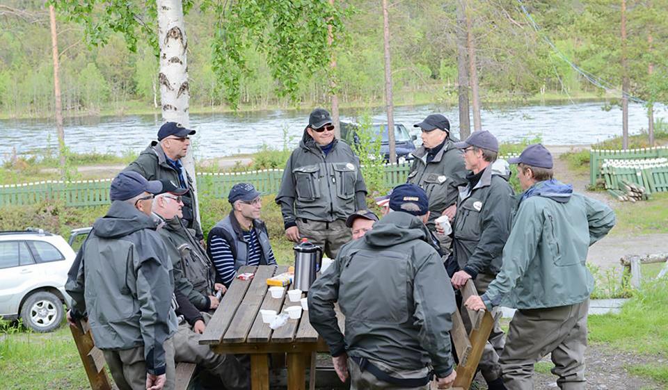 Strategisamling ved elvebredden i Altaelva. Stakerne er ansatte hos ALI i fiskesesongen.