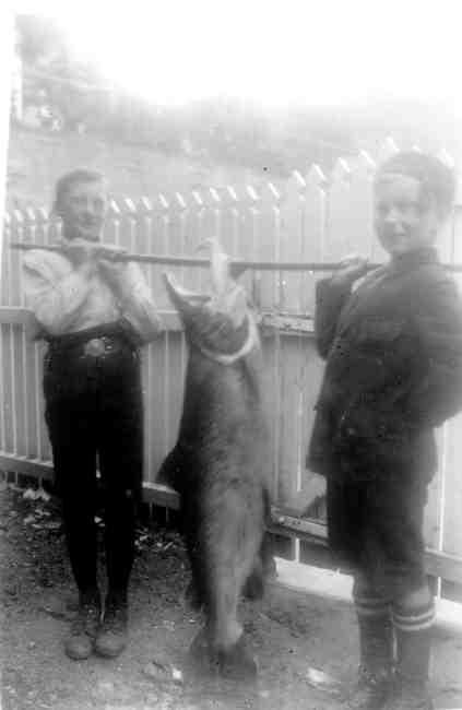 Einar Rasmussen (t.v.) får hjelp av kameraten Chr. Moe til å holde Laxen på 17,5 kg. Einar rasmussen var bare 11 år da han slet alene med denne kjempen i 1 ½ time før han berget den i land (1924). 
