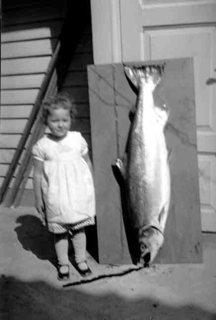Lillesøster Kirsten fulgte opp med nok en storlaks (1936).