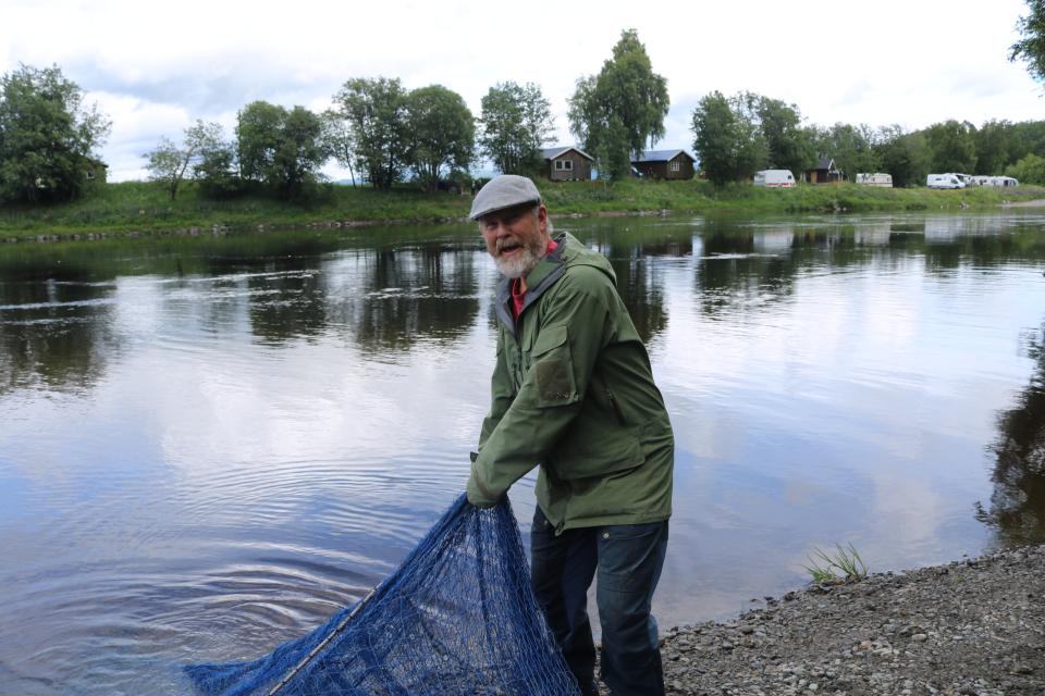 Fiskeforvalter Anton Rikstad på kastnot fiske i Stjørdalselva.