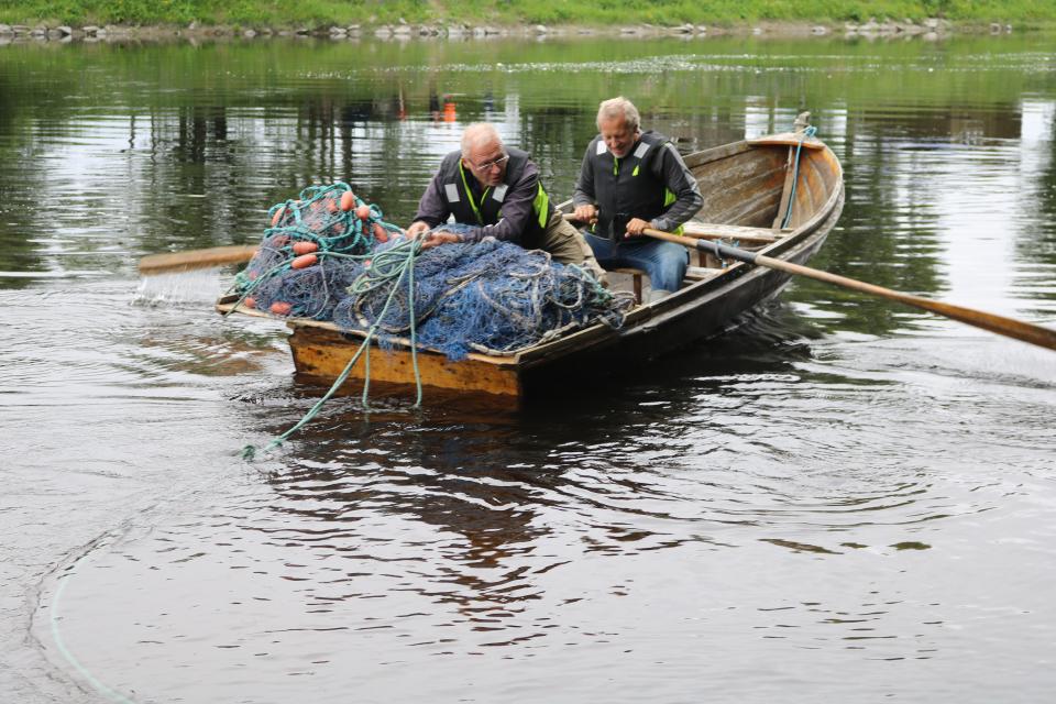 Johan og Torstein Ertsgaard demonstrerer fiske med kastnot