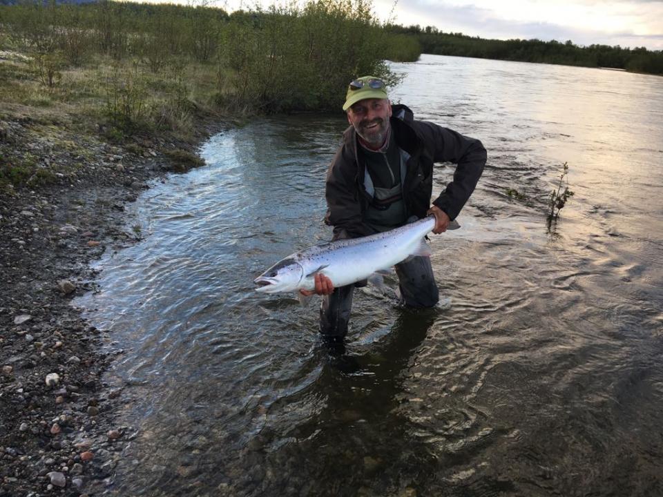 Jan Bass was the first person whose name was drawn. Jan was presented the opportunity with either a season license in Lakselva or a trip to Iceland, and he picked Iceland. His winning contribution was this fish estimated to be around 9 kilo.