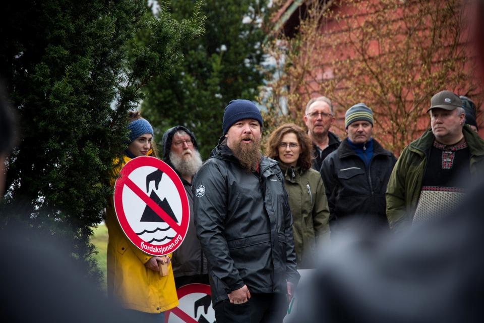 Arbeiderpartipolitiker fra Hordaland, Reidar Staalesen, holdt appell mot gruvedumpingen. Lokalbefolkningen markerte sin motstand mot prosjektet i forbindelse med årsmøtet i Norske Lakseelver.