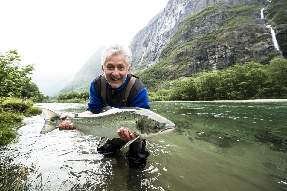 En laks i hånda er bedre enn ti i vannet. Fornøyd fisker i Nærøydalselva.