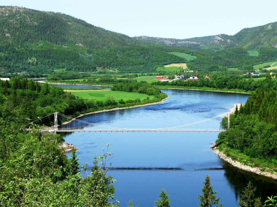Namsen er en stor elv med mange bruer. Foto: Eva Thorstad.