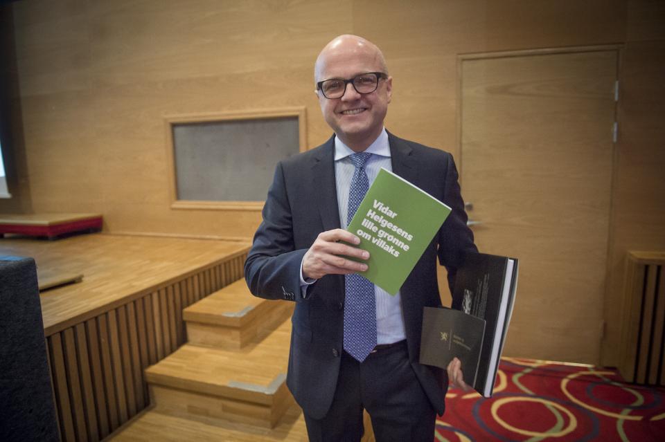 Vidar Helgesen fikk sin egen grønne bok om villaks på Altakonferansen. Foto: Øistein Norum Monsen/Dagbladet.