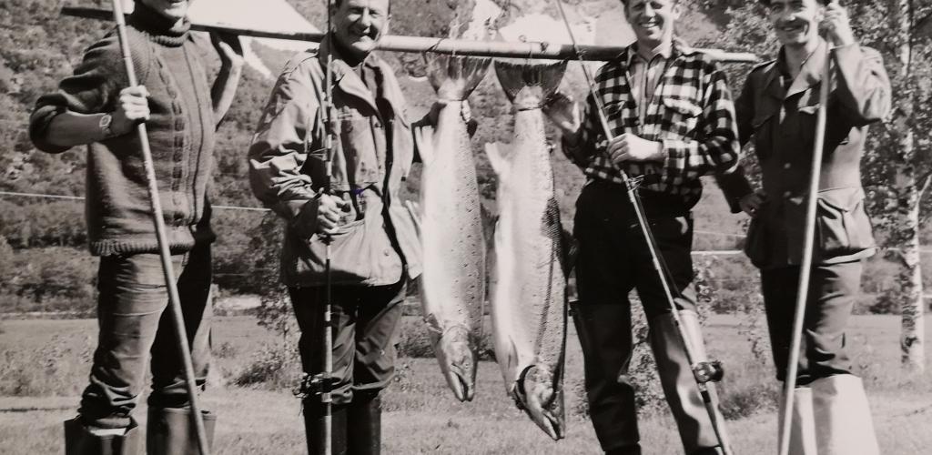 Rauma Elv12. juni 1973 Klepper Jo Stokke, fisker Harald Thiis-Evensen. 15,3 kg i Årnehølen. Fisker Ralph Mollatt. 21,5 kg i Steinhølen. Klepper Vidar Skiri.